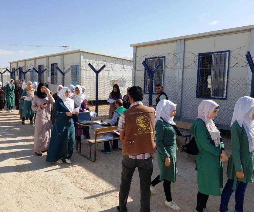 مركز الملك سلمان للإغاثة يوزع الحقائب المدرسية على الطلاب