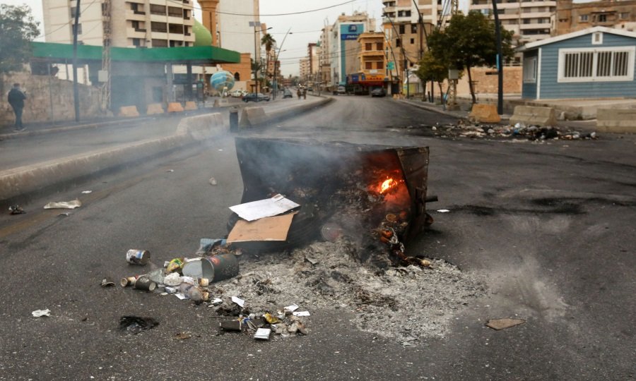 متظاهرون في لبنان يقطعون الكثير من الطرق احتجاجا على تردي الأوضاع الاقتصادية