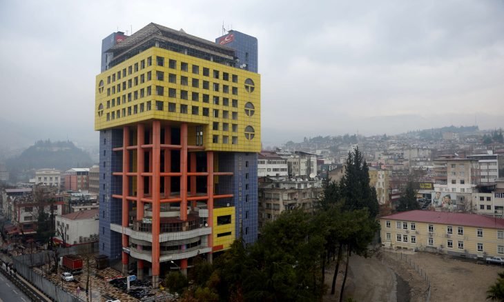 البدء بهدم “أسخف مبنى بالعالم” في تركيا