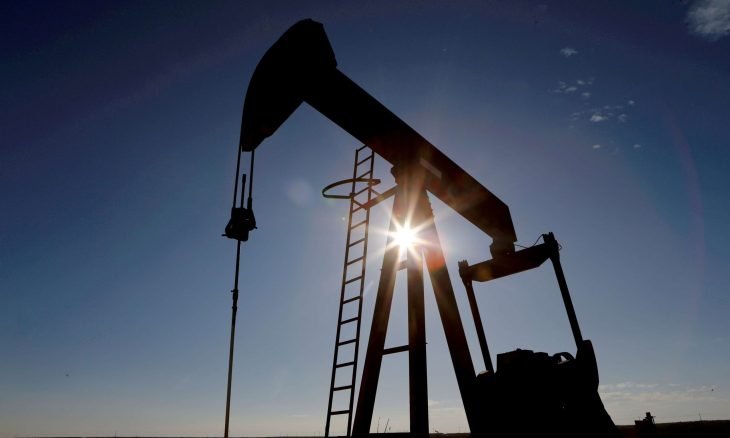 النفط يتخلى عن بعض مكاسبه وسط توقعات متباينة للطلب