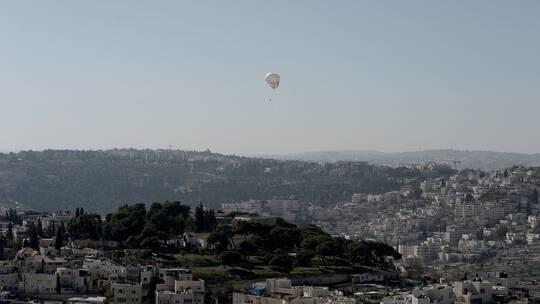صحيفة عبرية تكشف ثمن منطاد إسرائيلي سقط بغزة