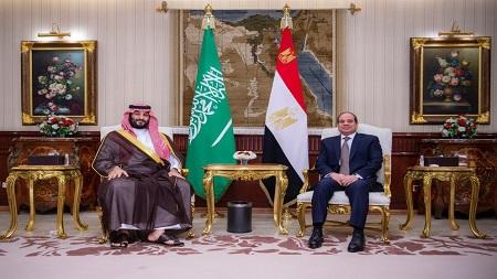 ولي العهد السعودي يصل مصر بمستهل جولة إقليمية