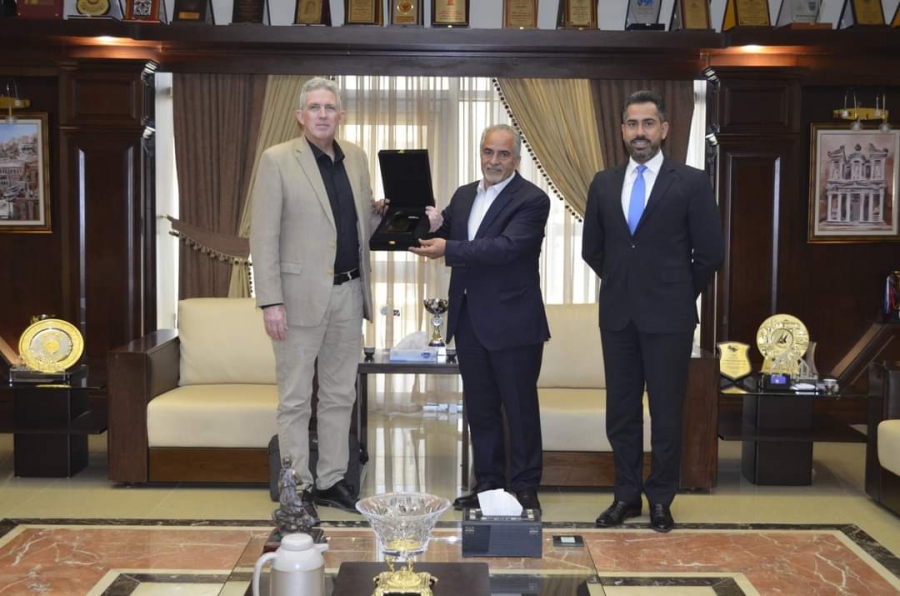 البروفيسور جونسون أخصائي سياسة فولبرايت يزور عمان الأهلية