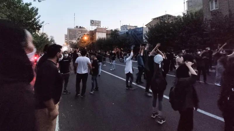 انقطاع الإنترنت في إيران والحرس يهدد المحتجين بالقضاء