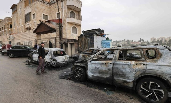 مستوطنون يحرقون 5 مركبات فلسطينية غربي القدس