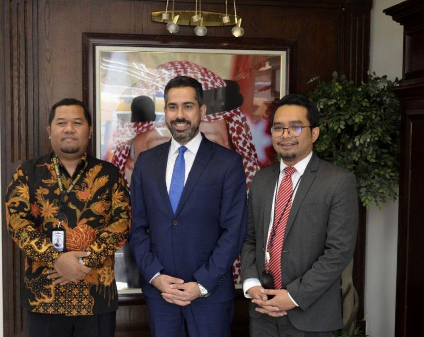 وفد من السفارة الإندونيسية يزور عمان الأهلية