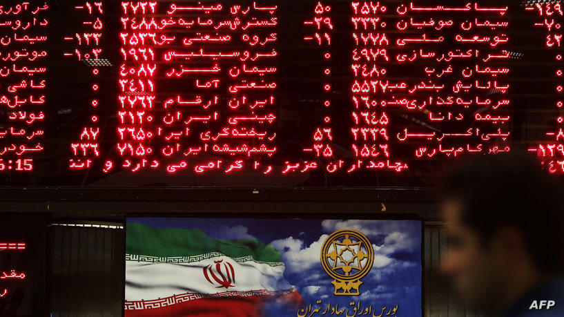 إيران إقالة مدير مصرف خدم امرأة غير محجبة