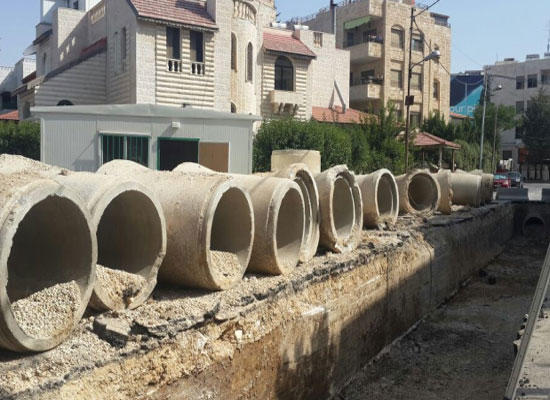 بلدية السرحان تركب عبارات لتصريف مياه