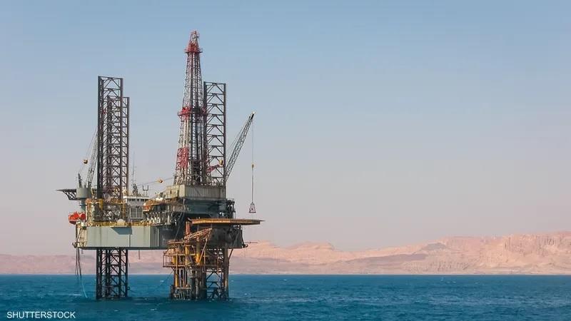 ارتفاع النفط بقوة وسط تراجع بمخزونات الخام الأميركية