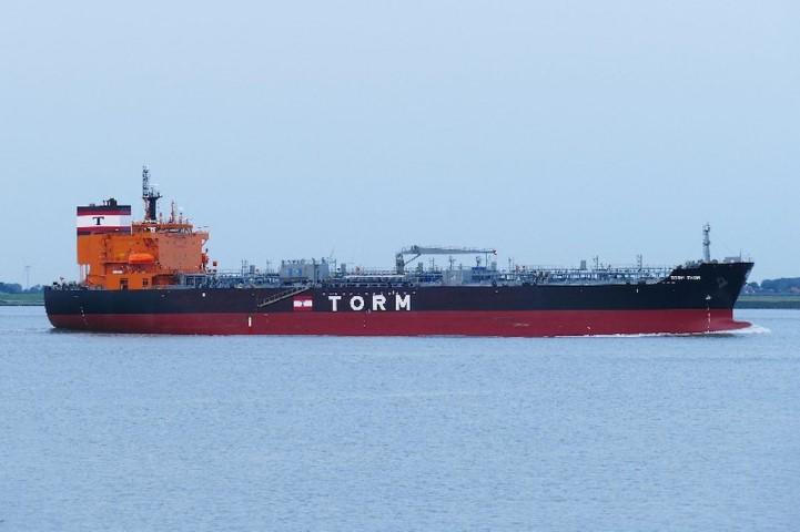 الحوثيون : استهدفنا سفينة نفطية وسفنا حربية أميركية