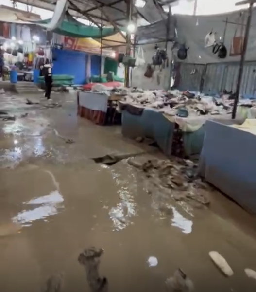 (سوق البالة) في مخيم الزرقاء يغرق .. ولجنة خدمات المخيم ترد (صور + فيديو)